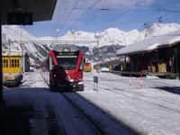 Einfahrt des Bernina-Express in den Bahnhof von Pontresina
