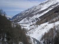 Fahrt mit dem Pendelzug von Zermatt nach Täsch (Blick auf Täsch)