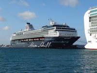 Vorbei mit dem Katamaran an der Mein Schiff 1
