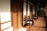 168 Zugang zu den Zimmern nur mit Bücken