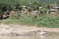 240 ein Dorf am Mekong-Ufer