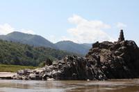 243 riesengroße Steine im Mekong