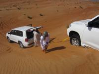 Jeep steckt im Wüstensand fest