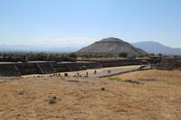 Blick auf Sonnenpyramide – Teotihuacán