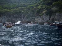 Warteschlange vor der blauen Grotte