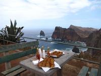 Kastanienkuchen und Anona-Likör vor Sao Laurenco