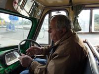 Chauffeur des Oldtimer Bedford-Busses