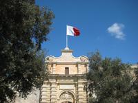 Maltesische Flagge über dem Stadttor von Mdina