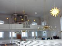 schlichter Kirchsaal in weihnachtlichem Glanz