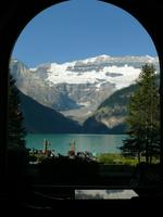 Blick auf den Lake Louise vom Fenster des 