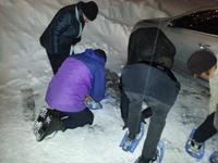 das Anlegen der Wander-Schneeschuhe