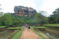 Führung in den unteren Gartenanlagen der Felsenfestung von Sigiriya