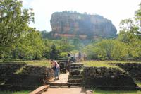 Führung in den unteren Gartenanlagen der Felsenfestung von Sigiriya