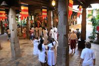Im Heiligen Zahntempel von Kandy - das Mekka der Buddhisten