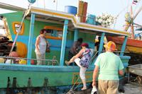 Am Fischerhafen von Beruwela - Besichtigung eines Fischerbootes