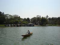 83 Bootsfahrt auf dem Parfümfluss