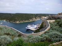Blick von der Festung auf unsere Fähre