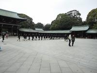 Angehörige einer Firma zur Einweihungszeremonie im Meiji-Schrein