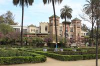 Auf dem Plaza América mit Blick auf das Museum of Arts and Traditions of Sevilla