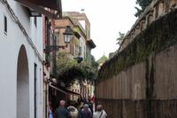 Seitenstraße in Sevilla - Rechts ein Teilstück der alten Stadtmauer