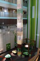 hinab zur Ausstellung