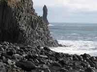 Strand mit Basaltsäulen