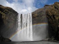 Wasserfall mit Regenbogen