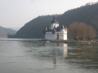 Burg Pfalzgrafenstein steht mitten im Rhein
