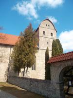 Die Kirche enthält Teile aus der Karolingerzeit