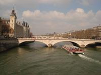 Boote der Bateaux Parisiens an der Conciergerie