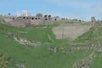 Pergamon mit Theater und Trajaneum aus der Ferne