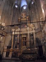 Zugemauerte Fenster hinter den Seitenaltären