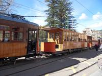 Die hölzernen Waggons der Straßenbahn