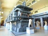 hochinteressante Mischung aus antiken Skulpturen und moderner Technik im alten E-Werk