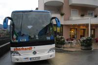 unser Eberhardt Bus vor dem Hotel 