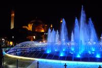 nächtliche Farbspiele am Springbrunnen vor der Hagia Sophia