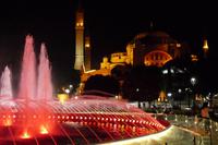 nächtliche Farbspiele am Springbrunnen vor der Hagia Sophia