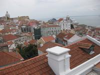 Lissabon - Blick vom Largo das Portas do Sol über die Dächer der Alfama zum Tejo