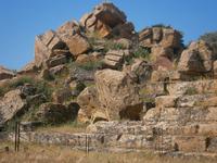 Steinblöcke und Säulentrommeln des Tempels des Zeus