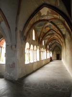 und alten Klostermauern