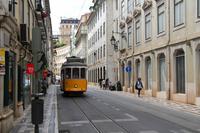 Gelbe Straßenbahn in Lissabon