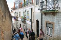 Spaziergang durch die Gassen des Alfama-Viertels in Lissabon