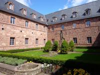 Klosterhof mit Standbild der Hl. Odile