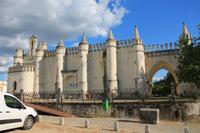 Kleine Kirche im Burgstil in Evora