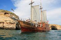 Segelschifffahrt entlang der Küste der Algarve