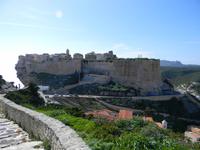 Bonifacio scheint über dem Meer zu schweben