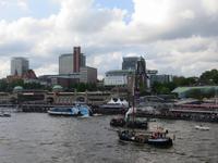 Auslaufparade zum 824. Hafengeburtstag - Landungsbrücken