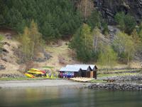 Bootshütte am Ufer des Fjordes