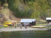 Bootshütte am Ufer des Fjordes