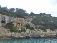 Felshöhlen an der Küste